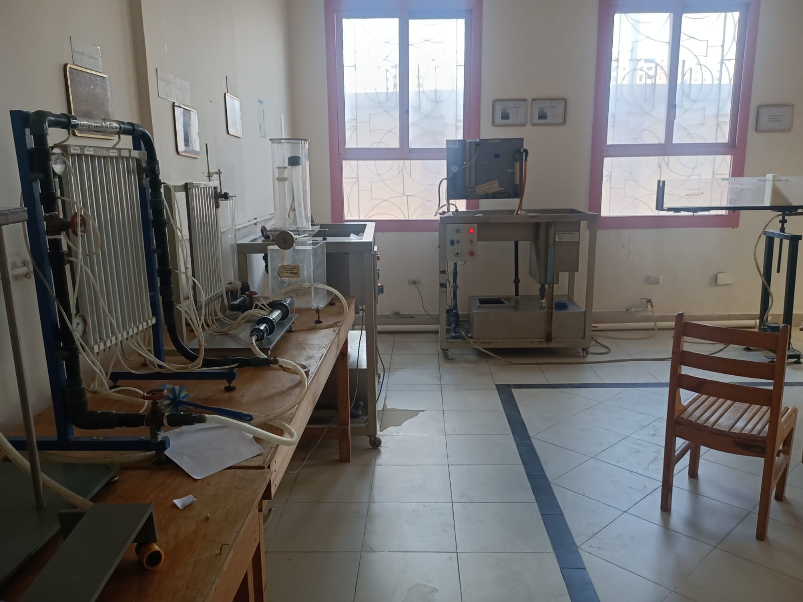 طلاب في المعمل